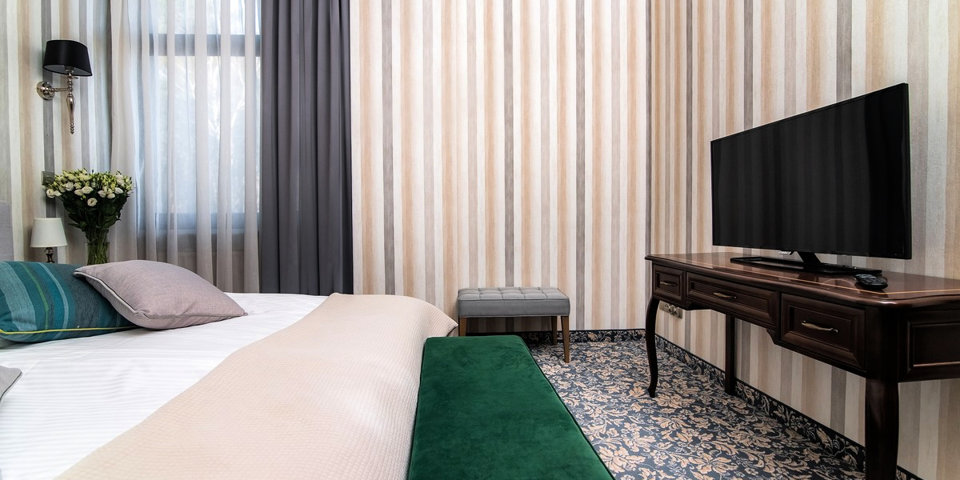 Hotel oferuje pokoje w typach standard, superior i apartamenty