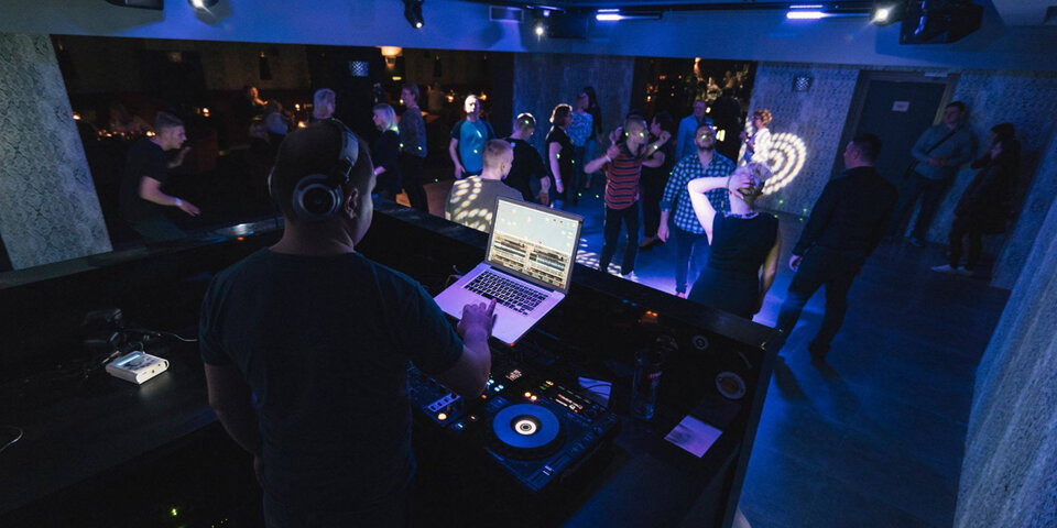 W hotelowym Night Klubie można potańczyć przy dźwiękach puszczanych przez DJa