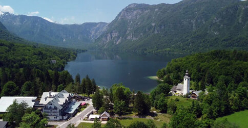 Hotel Jezero leży 50 metrów od brzegu jeziora