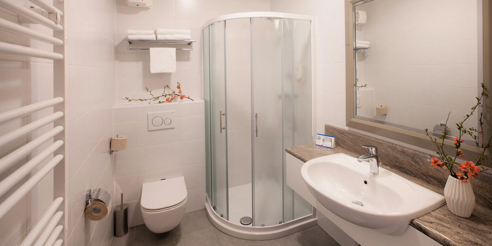 Łazienki wyposażone są w prysznice oraz suszarki do włosów