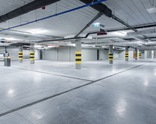 Goście mogą dokupić miejsce parkingowe w podziemnym garażu