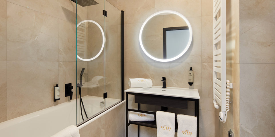 Łazienki są nowoczesne, z ciekawymi lustrami