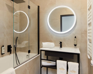 Łazienki są nowoczesne, z ciekawymi lustrami