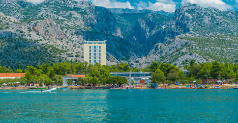 Hotel jest pięknie położony nad brzegiem Adriatyku u stóp górskiego masywu