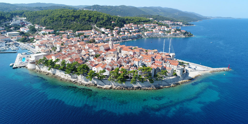 Położony naprzeciw starego miasta Korčuli