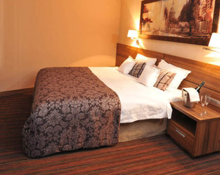 Hotel oferuje komfortowe zakwaterowanie w pokojach 1 i 2-osobowych