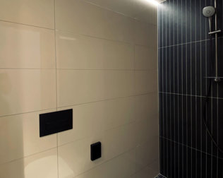 Łazienki są nowoczesne, wyposażone w ręczniki, kosmetyki, suszarki do włosów
