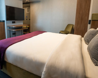 Goście mogą korzystać z klimatyzowanych 2-osobowych pokoi