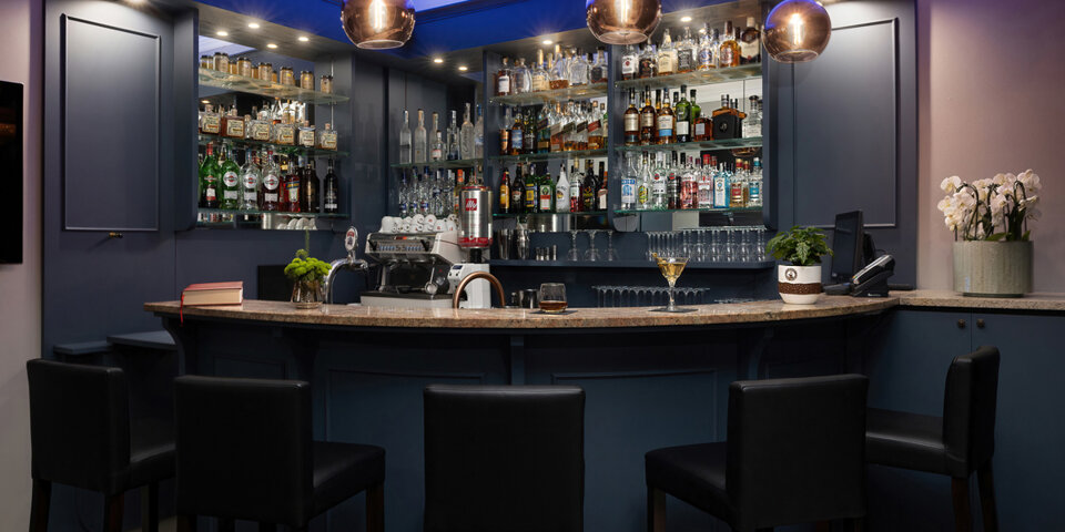 Hotelowy bar oferuje szeroki wybór alkoholi oraz innych napojów