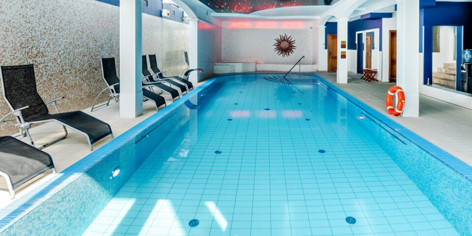 Dla gości udostępniono basen z atrakcjami, strefą relaksu i kompleksem saun