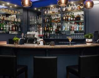 Hotelowy bar oferuje szeroki wybór alkoholi oraz innych napojów