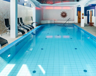 Dla gości udostępniono basen z atrakcjami, strefą relaksu i kompleksem saun