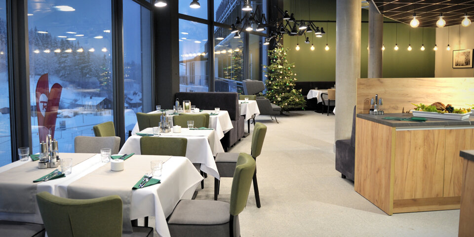 Sala restauracyjna oferuje widoki na górskie zbocze