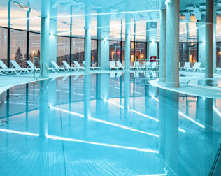 Obiekt posiada nowo otwartą strefę wellness z basenem, jacuzzi i brodzikiem