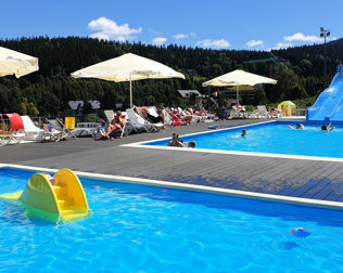 Posiada strefę letniego wypoczynku z zewnętrznym basenem i leżakami