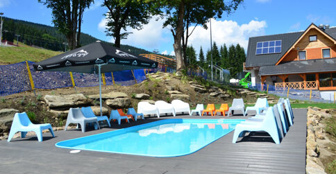 Przy Karczmie Czarna Góra znajduje się zewnętrzny basen z tarasem słonecznym
