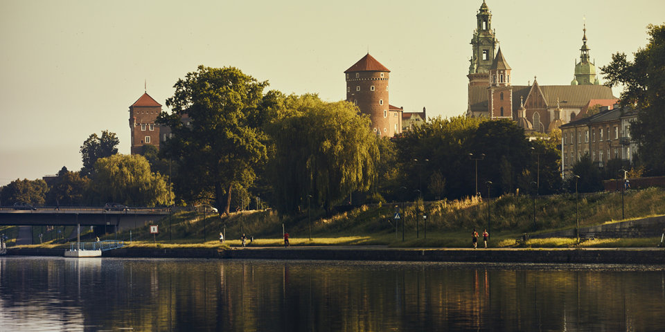 Widok na Wzgórze Wawelskie i katedrę z nieoczywistej perspektywy