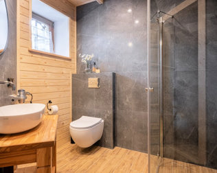 Wnętrza wyposażono w nowoczesne łazienki , gdzie także dominuje drewno