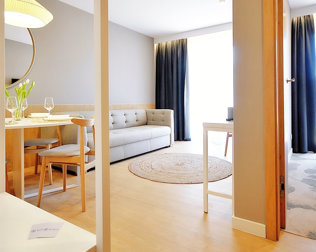 Apartament family składa się z pokoju dziennego oraz zamykanej sypialni