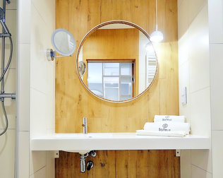 Każdy apartament posiada prywatną łazienkę z kabiną prysznicową