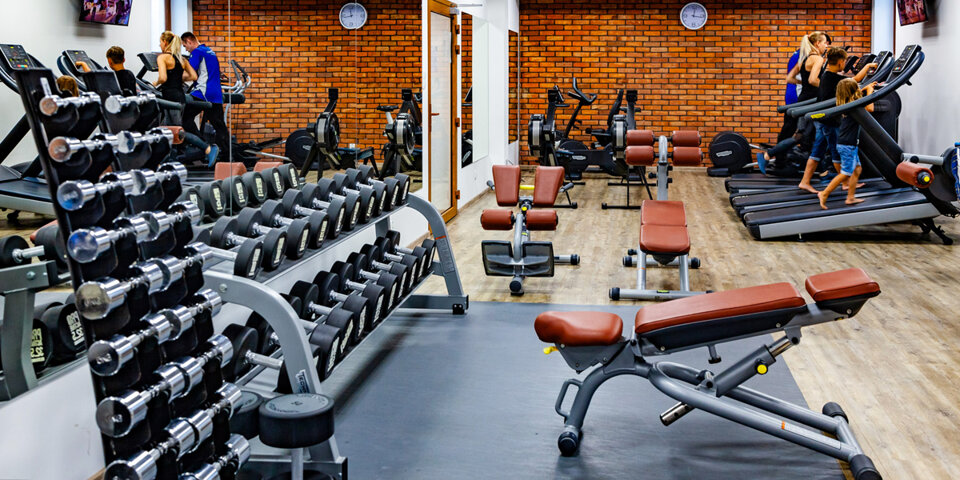 W dobrze wyposażonym klubie fitness goście mogą oddać się ćwiczeniom fizycznym