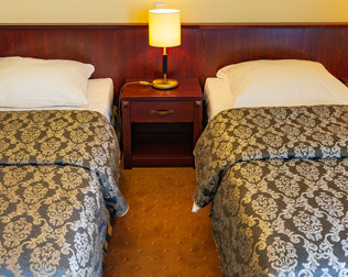 W każdym znajdują się dwa łóżka z możliwością złączenia