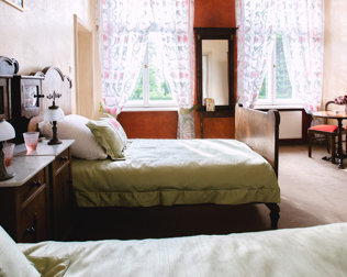 Pokoje 2-osobowe mogą mieć 1 podwójne lub 2 pojedyncze łóżka