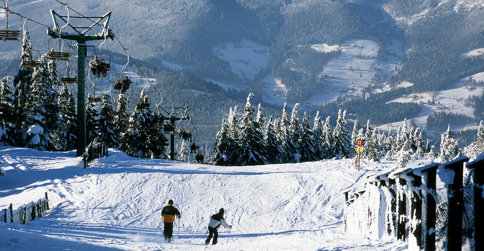 Zima w Szczyrku zwykle udostępnia liczne trasy narciarskie