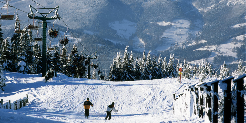 Zima w Szczyrku zwykle udostępnia liczne trasy narciarskie