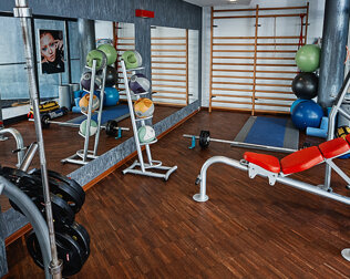 Jest tutaj przestrzeń do ćwiczeń fitness oraz treningów siłowych