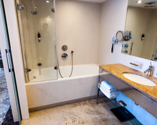 Łazienka w apartamencie posiada wannę z prysznicem