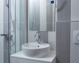 Nowoczesne łazienki wyposażono w kabiny prysznicowe lub wanny