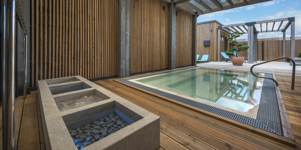 Jedną z atrakcji jest stylowe zewnętrzne jacuzzi