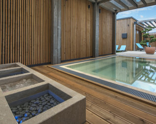 Jedną z atrakcji jest stylowe zewnętrzne jacuzzi