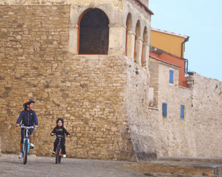 Zaledwie kwadrans spacerem dzieli od zabytkowych murów Novigradu