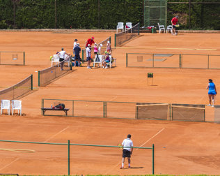 W sąsiedztwie mieszczą się korty tenisowe