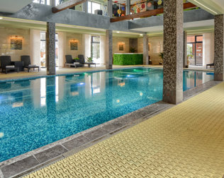 Goście mogą korzystać z krytego basenu, strefy saun, jacuzzi i groty solnej