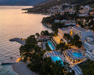 Hotel położony jest bezpośrednio przy plaży