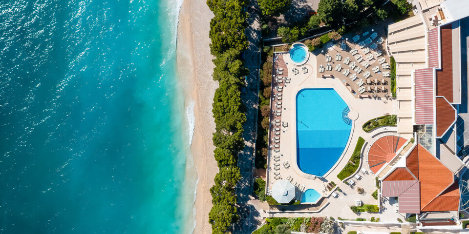 Hotel jest położony nad Adriatykiem przy najdłuższej plaży Makarskiej Riwiery