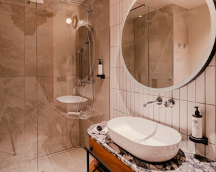 W nowoczesnych łazienkach zadbano o komfortowe kabiny i lustra