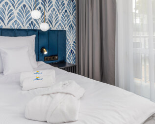 W pełni odnowiony pokój premium plus oferuje 2 odrębne łóżka oraz szlafroki