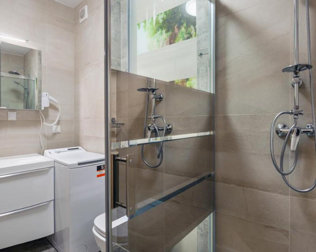 Każdy apartament posiada łazienkę z kabiną prysznicową