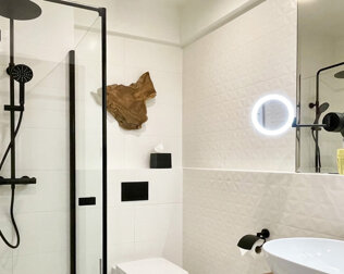 Łazienki są nowoczesne i estetycznie urządzone