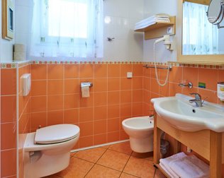 Każdy pokój i apartament posiada łazienkę z prysznicem i bidetem
