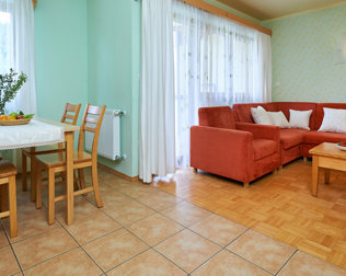 Apartamenty składają się z pokoju dziennego z kanapą i aneksem kuchennym