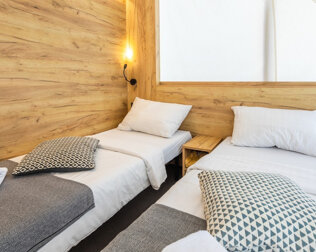 Wnętrza namiotów są klimatyzowane i wyposażone w wygodne łóżka