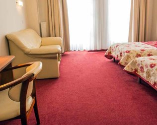 Hotel umożliwia zakwaterowanie w jasnych przestronnych pokojach