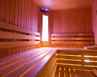 Hotelowa Strefa Relaksu składa się z sauny, jacuzzi oraz gabinetu masażu