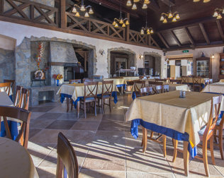 Hotelowa restauracja serwuje lokalne i włoskie specjały