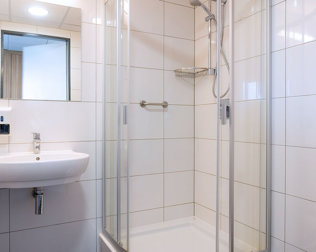 Każdy pokój posiada własną łazienkę, zazwyczaj z kabiną prysznicową